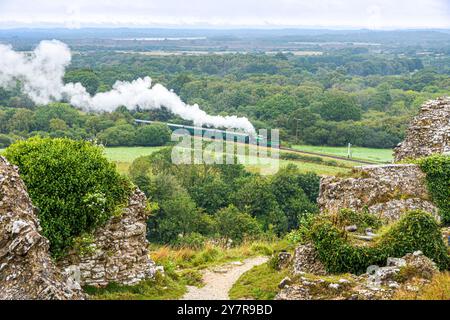 Eine LSWR-Dampfeisenbahn auf der historischen Swanage Railway in Richtung Corfe Railway Station aus Corfe Castle, Dorset, England, Großbritannien Stockfoto