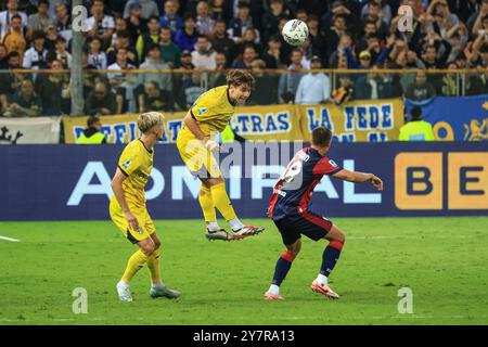 Adrian Bernabe (Parma Calcio) im Kampf gegen Razvan Marin (Cagliari Calcio) während Parma Calcio gegen Cagliari Calcio, italienisches Fußball-Serie A Spiel in Parma, Italien, September 30 2024 Stockfoto