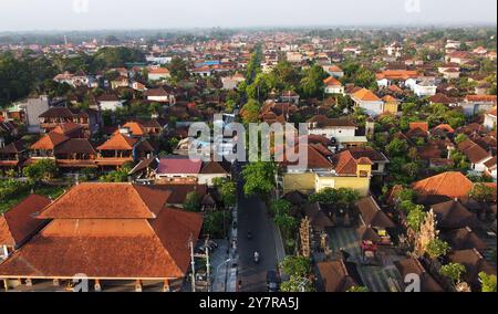Bali, Indonesien - 5. November 2023: Aus der Vogelperspektive von Ubud, einer kleinen Stadt im Waldgebiet der Insel Bali. Stockfoto
