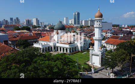 Aus der Vogelperspektive der Masjid Kapitan Keling Moschee, erbaut im 19. Jahrhundert von indischen muslimischen Händlern in George Town, Penang, Malaysia. Stockfoto