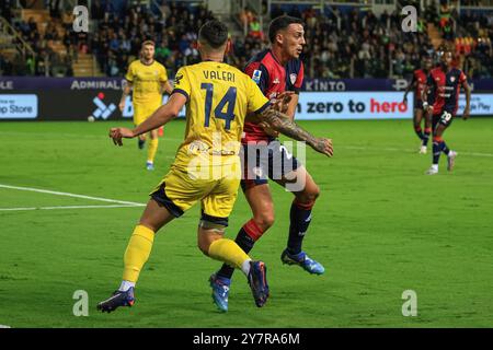 Emanuele Valeri (Parma Calcio) kämpft im September 30 2024 gegen Mateusz Wieteska (Cagliari Calcio) beim Parma Calcio gegen Cagliari Calcio, italienischer Fußball-Serie A in Parma, Italien Stockfoto