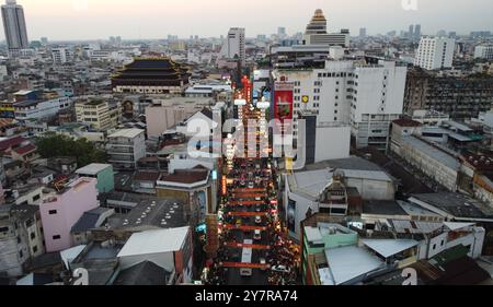 Bangkok, Thailand - 24. Februar 2024: Aus der Vogelperspektive auf die Yaowarat Road mit farbenfrohen Schildern in der belebten China Town, bekannt durch die Street Food Szene. Stockfoto