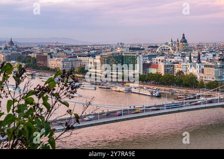 Aus der Vogelperspektive von Budapest bei Sonnenuntergang im Herbst, Ungarn Stockfoto