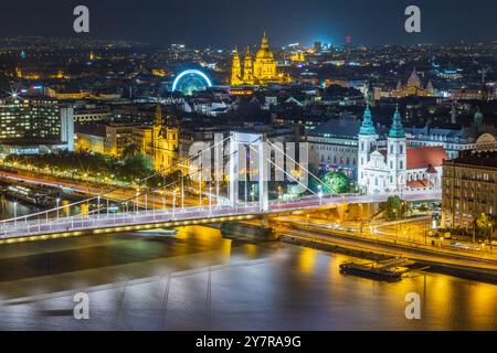 Nächtliche Luftaufnahme des beleuchteten Budapest bei Nacht in der Herbstsaison, Ungarn Stockfoto