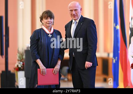 Berlin, Deutschland. Oktober 2024. Kai Wegner (CDU, r), Regierender Bürgermeister von Berlin, überreicht im Roten Rathaus Tina Krone, Bürgerrechtlerin, den Verdienstkreuz des Landes Berlin. Quelle: Sebastian Gollnow/dpa/Alamy Live News Stockfoto