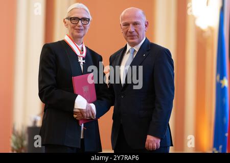Berlin, Deutschland. Oktober 2024. Kai Wegner (CDU, r), Regierender Bürgermeister von Berlin, überreicht im Roten Rathaus Christiane Arp, ehemalige Chefredakteurin der Deutschen Vogue, den Verdienstkreuz des Landes Berlin. Quelle: Sebastian Gollnow/dpa/Alamy Live News Stockfoto