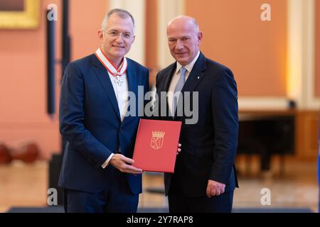 Berlin, Deutschland. Oktober 2024. Kai Wegner (CDU, r), Regierender Bürgermeister von Berlin, überreicht im Roten Rathaus Elio Adler, Vorsitzender der WerteInitiative – jüdisch-deutsche Positionen, den Verdienstkreuz des Landes Berlin. Quelle: Sebastian Gollnow/dpa/Alamy Live News Stockfoto