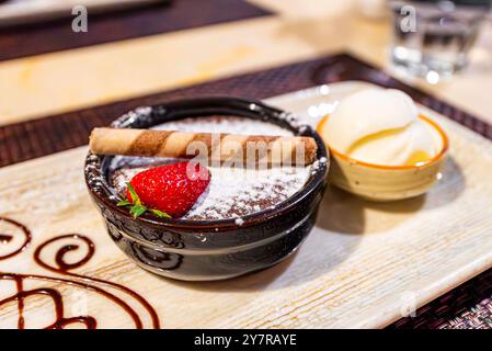 Schokoladenfondant mit Vanilleeis in einem Restaurant. Stockfoto