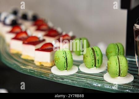 Buntes, leckeres Macaron in einer Reihe. Traditionelle französische farbenfrohe Macarons. Köstliche Party-Schokoriegel Stockfoto