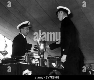 PREISVERLEIHUNG AUF DER HMS WORCESTER BEI GREENHITHECaptain Sir Gerald Curteis, KCVO, RN (Rtn) Deputy Master of the Trinity House, überreichte die Preise auf den Jahresberichten der HMS Worcester, dem Ausbildungsschiff in Greenhithe, Kent, England. Das Bild zeigt Sir Gerald, der Kadett MJ Carter einen der Preise überreichte, die gerade erst mit der Goldmedaille Ihrer Majestät Aay Lady Curteis ausgezeichnet worden war. 30. Juli 1956 Stockfoto