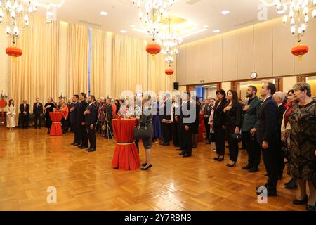 Bukarest, Rumänien. 30. September 2024. Die Menschen nehmen am 30. September 2024 an einem Empfang Teil, der von der chinesischen Botschaft in Rumänien anlässlich des 75. Jahrestages der Gründung der Volksrepublik China veranstaltet wird, sowie an einem 75-jährigen diplomatischen Beziehungen zwischen China und Rumänien in Bukarest, Rumänien. ZU „Chinesische Botschaft in Rumänien feiert Nationalfeiertag“ Credit: Zhang Gaiping/Xinhua/Alamy Live News Stockfoto