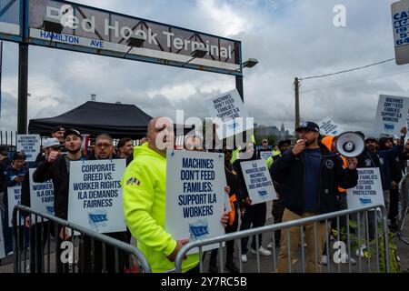 Brooklyn, NY, USA. Oktober 2024. Streikende am Red Hook Container Terminal in Brooklyn, die für das Be- und Entladen von Containerschiffen verantwortlich sind, nehmen am ersten Tag des Streiks der International Longshoremen's Association (ILA) gegen Reedereien Teil, um bessere Löhne, Sozialleistungen und Arbeitsbedingungen in den Häfen der US-Ostküste zu erzielen. Quelle: Ed Lefkowicz/Alamy Live News Stockfoto