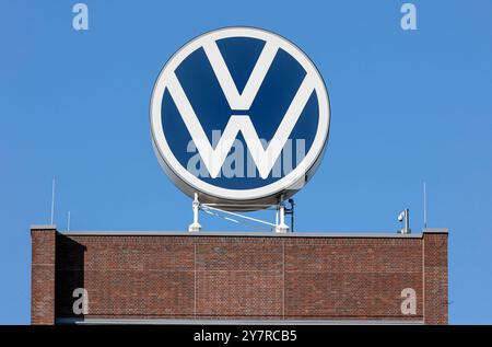 Volkswagen VW Logo auf dem Markenhochaus der Konzernzentrale in Wolfsburg, 29.09.2024. Der Volkswagen-Konzern hat für die deutschen Werke Sparmaßnahmen angekündigt. Wolfsburg Niedersachsen Deutschland *** Volkswagen VW-Logo auf dem Markenturm in Wolfsburg, 29 09 2024 der Volkswagen Konzern hat für seine deutschen Werke Wolfsburg Niedersachsen Deutschland Kostensenkungsmaßnahmen angekündigt Stockfoto