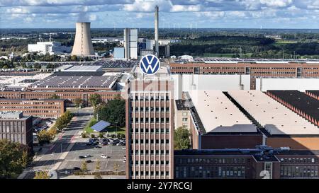 Volkswagen VW Logo auf dem Markenhochaus der Konzernzentrale in Wolfsburg, 29.09.2024. Der Volkswagen-Konzern hat für die deutschen Werke Sparmaßnahmen angekündigt. Wolfsburg Niedersachsen Deutschland *** Volkswagen VW-Logo auf dem Markenturm in Wolfsburg, 29 09 2024 der Volkswagen Konzern hat für seine deutschen Werke Wolfsburg Niedersachsen Deutschland Kostensenkungsmaßnahmen angekündigt Stockfoto