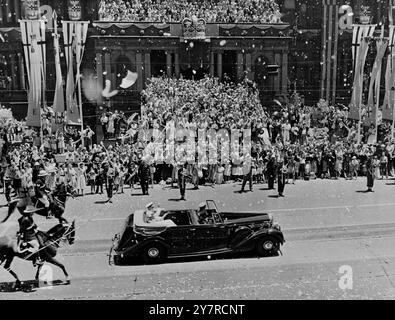 QUEEN'S AUSTRALIAN BESUCH 10.2,54. 35 FOTOSHOWS - während des königlichen Fortschritts durch die Straßen Sydneys passierten Ihre Majestät die Königin und der Herzog von Edinburgh das fröhlich geschmückte Rathaus, dicht gefolgt von einer berittenen Eskorte der New South Wales Police Force. Der umgestaltete Eingang zum Rathaus wurde am 22. November 1934 vom Onkel der Königin, H.R.H., dem Herzog von Gloucester, eröffnet. Stockfoto