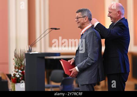 Berlin, Deutschland. Oktober 2024. Kai Wegner (CDU, r), Regierender Bürgermeister von Berlin, überreicht im Roten Rathaus Bernd Schiphorst, Manager und ehemaliger Hertha-Präsident, den Verdienstkreuz des Landes Berlin. Quelle: Sebastian Gollnow/dpa/Alamy Live News Stockfoto