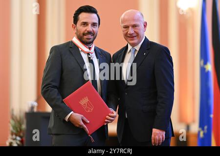 Berlin, Deutschland. Oktober 2024. Kai Wegner (CDU, r), Regierender Bürgermeister von Berlin, überreicht im Roten Rathaus Dervis Hizarci, Vorsitzender der Kreuzberg-Initiative gegen Antisemitismus (Kiga e. V.), den Verdienstorden des Landes Berlin. Quelle: Sebastian Gollnow/dpa/Alamy Live News Stockfoto