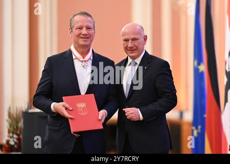 Berlin, Deutschland. Oktober 2024. Kai Wegner (CDU, r), Regierender Bürgermeister von Berlin, überreicht im Roten Rathaus Eric Schweitzer, Unternehmer und ehemaliger Präsident des DIHK und der IHK Berlin, den Verdienstkreuz des Landes Berlin. Quelle: Sebastian Gollnow/dpa/Alamy Live News Stockfoto