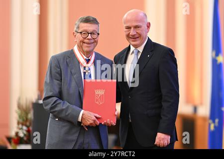 Berlin, Deutschland. Oktober 2024. Kai Wegner (CDU, r), Regierender Bürgermeister von Berlin, überreicht im Roten Rathaus Bernd Schiphorst, Manager und ehemaliger Hertha-Präsident, den Verdienstkreuz des Landes Berlin. Quelle: Sebastian Gollnow/dpa/Alamy Live News Stockfoto