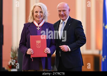 Berlin, Deutschland. Oktober 2024. Kai Wegner (CDU, r), Regierender Bürgermeister von Berlin, überreicht im Roten Rathaus Maren Kroymann, Kabarettistin. Quelle: Sebastian Gollnow/dpa/Alamy Live News Stockfoto