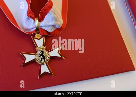 Berlin, Deutschland. Oktober 2024. Ein Verdienstkreuz des Landes Berlin liegt auf einem Tisch. Quelle: Sebastian Gollnow/dpa/Alamy Live News Stockfoto