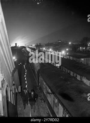 DER VERLETZTE MANN RETTET ROYAL SCOT. Zieht das Kommunikationskabel, während der Express durch den Tunnel schwingt. 3,2.54. Der Royal Scot Express aus Glasgow brach in drei, als er heute Abend in Richtung London flog, entgleiste vier Wagen und traf einen anderen Zug. Doch niemand wurde getötet und nur neun von Hunderten von Fahrgästen wurden verletzt, weil ein verletzter Passagier das Kommunikationskabel im Royal Scot zog und es von 60 km/h verlangsamte, während der Fahrer des zweiten Zuges „den Unfall kommen sah“ und bis zum Stillstand bremste. Der Unfall passierte in Watford Junction, Watford. Der andere Zug fuhr ab Stockfoto