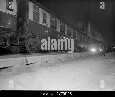 DER VERLETZTE MANN RETTET ROYAL SCOT. Zieht das Kommunikationskabel, während der Express durch den Tunnel schwingt. 3,2.54. Der Royal Scot Express aus Glasgow brach in drei, als er heute Abend in Richtung London flog, entgleiste vier Wagen und traf einen anderen Zug. Doch niemand wurde getötet und nur neun von Hunderten von Fahrgästen wurden verletzt, weil ein verletzter Passagier das Kommunikationskabel im Royal Scot zog und es von 60 km/h verlangsamte, während der Fahrer des zweiten Zuges „den Unfall kommen sah“ und bis zum Stillstand bremste. Der Unfall passierte in Watford Junction, Watford. Der andere Zug fuhr ab Stockfoto