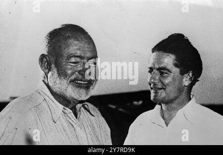 ERNEST HEMINGWAY KOMMT AM FLUGHAFEN NAIROBI WEST AN, FOTO PER RADIO) 29.I.54. I.N.P. Fotoshows. Mr. Ernest Hemingway, der berühmte Schriftsteller, der letzte Woche zweimal mit seiner Frau Mary abgestürzt ist, kam heute am Flughafen Nairobi West an, wo er von Mr. Gerald Henley, Autor von "das Jahr des Löwen" (links), getroffen wurde. Mr. Hemingway war gerade von Entebbe geflogen, auf dem Weg nach Lamu, Westafrika. Er flog in einem Cessna-Flugzeug, ähnlich dem Typ, in dem er abgestürzt ist. Stockfoto