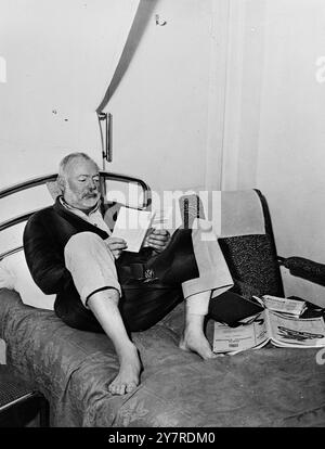 ERNEST HEMINGWAY UND SEINE FRAU WURDEN IM DSCHUNGEL GERETTET. SIE ÜBERLEBEN DEN ZWEITEN CRASH (BILD PER RADIO) 27.I.54. Kampala (Uganda): Ernest Hemingway, der berühmte amerikanische Schriftsteller, und seine Frau wurden nach zwei Flugzeugabstürzen im Herzen Afrikas unverletzt gerettet. Die Geschichte ihrer beiden Flucht liest sich wie ein Kapitel aus einem von Hemingways eigenen, actionreichen Romanen. Es steht vor einem Hintergrund, der ihn schon immer fasziniert und begeistert hat, den grünen Hügeln und gefährlichen Dschungel der afrikanischen Wildnis. Absturz Nr. 1 war letzten Samstag in der Nähe von Murchison Falls. Ihr Flugzeug stürzte im Busch ab und sie wurden ausgesucht Stockfoto