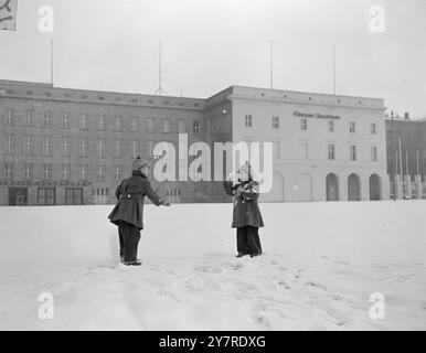 OST-BERLIN BEREITET SICH AUF GRABEN VOR. Das ehemalige NS-Propaganda-Ministerialgebäude aus der Goebbels-Zeit dient heute als Presseinformationsgebäude im sowjetischen Sektor Berlins. INP-Foto zeigt Kinder, die im Schnee vor dem sowjetischen Presseinformationsgebäude in der Wilhelmstraße im Berliner Ostsektor spielen. International News Foto von Joe Waldorf. Stockfoto