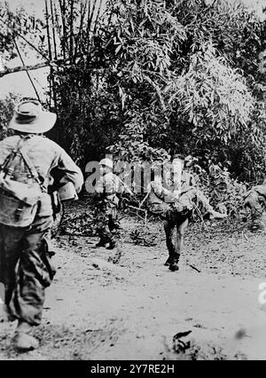 KRIEG IN INDOCHINA. 21.1,54. Die Speerspitze der französischen Säule, die von Seno und Savannakhet entlang der Route coloniale 13 nach Norden vorrückte, lagerte innerhalb von sechs Meilen von Thakhek an der indochinesischen Grenze zu Thailand. Die Stadt fiel am Weihnachtstag an die Kommunisten, als sie Indochina in zwei Teile zerschnitten. Da beträchtliche vietnamesische Truppen die von Dschungel bedeckten Berge östlich der Straße befallen, gehen die Franzosen keine Gefahr schwerer Verluste ein, indem sie ihre Vorkämpfer zu dünn auf dem Boden ausbreiten. Das französische Personal kümmert sich mehr um taktische Vorteile, die mit der Wiedereröffnung der Linien c verbunden sind Stockfoto