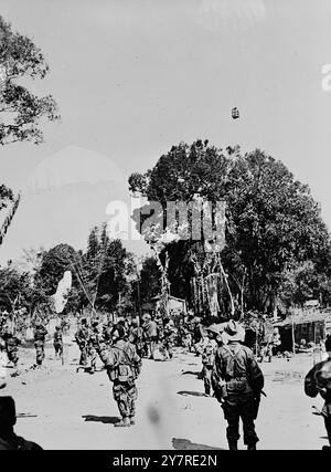 KRIEG IN INDOCHINA. 21.1,54. Die Speerspitze der französischen Kolonne, die von Seno und Savannakhet entlang der Route coloniale 13 nach Norden vorrückt, lagerte innerhalb von sechs Meilen von Thakhek an der indochinesisch-thailändischen Grenze. Die Stadt fiel am Weihnachtstag an die Kommunisten, als sie Indochina in zwei Teile zerschnitten. Da beträchtliche vietnamesische Truppen die von Dschungel bedeckten Berge östlich der Straße befallen, gehen die Franzosen keine Gefahr schwerer Verluste ein, indem sie ihre Vorkämpfer zu dünn auf dem Boden ausbreiten. Das französische Personal ist mehr besorgt über den taktischen Vorteil, der mit der Wiedereröffnung der Kommunikationswege verbunden ist Stockfoto