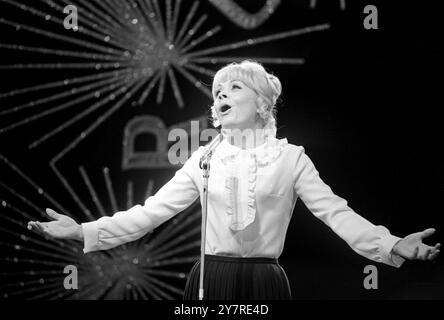 REHEARSALIsabelle Aubret, 29, aus Frankreich, gewann den Eurovision Song Contest 1962, wie sie heute in London einstudiert hat, um sich für den Wettbewerb am Samstag 1968 in der Royal Albert Hall, London, vorzubereiten. Isabelle wird für Frankreich den Frühling singen. 4. April 1968 Stockfoto