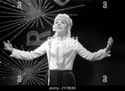 REHEARSALIsabelle Aubret, 29, aus Frankreich, gewann den Eurovision Song Contest 1962, wie sie heute in London einstudiert hat, um sich für den Wettbewerb am Samstag 1968 in der Royal Albert Hall, London, vorzubereiten. Isabelle wird für Frankreich den Frühling singen. 4. April 1968 Stockfoto