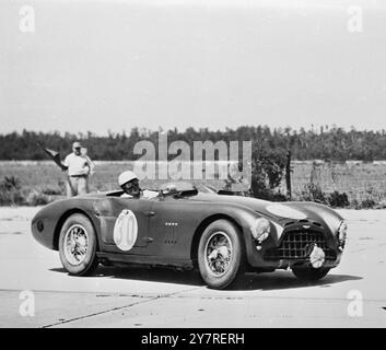 6 Parnell fährt Aston-Martin in Amerika 1,1.54. Auf einer amerikanischen Rennstrecke fährt der Brite Reg Parnell mit einem Aston-Martin eine Kurve. Er wird dieses Auto beim 12-stündigen Grand Prix of Endurance von Sebring fahren, der am Sonntag, den 7. März 1954, am Flughafen Sebring, Florida, stattfindet. 1/PJ/73566 Internationale Nachrichten Fotos. Stockfoto