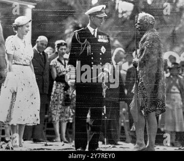 Bild per Funkgerät. Maori-Häuptling grüßt die Königin. 29.12.53. H. die Königin und H. R. H. der Herzog von Edinburgh treffen in Waitangi, wo die Maoris 1840 die britische Souveränität anerkennen, auf einen Maori-Häuptling, der den traditionellen zeremoniellen Mantel aus Kiwifedern trägt. PJ/73504 herausgegeben von Press Photo Combine. Bild per Funkgerät. Gebühr: Tageszeitungen & Abende £12 12s 0d.. Provincials £6 6s 0d.. Stockfoto