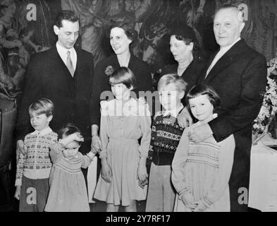 Frau Lotte Adenauer, Tochter der Bundeskanzlerin 31.12.53, hat ihre Verlobung mit dem Ruhrarchitekten Heribert Multhaupt angekündigt. Das Paar traf sich bei einem Studentengesang in Bonn. Das I.N.P. Foto zeigt von links nach rechts: Zurück: Das Verlobte Paar; Frau Multhaupt; Dr. Konrad Adenauer, der Kanzler. Vorne: Die Enkel des Kanzlers, Georg, Bettina, Irene, Konrad, und Gisela. 133/PJ/73539 International News Photos. Stockfoto