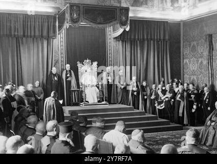 Papst hält Weihnachtsrede. 26.12.53. Vatikanstadt Papst Pius XII. Hat in der traditionellen Ansprache des Xmas an das Kardinalskollegium den Materialismus als Grund für die gegenwärtigen Wirren in der Welt angegriffen, sagte die Gefahr des Krieges sei nach wie vor groß und drängte, die Einigung Europas zu beschleunigen. Er forderte die Katholiken im öffentlichen Leben auf, auf soziale Reformen zu drängen und die Autorität des Staates zu verteidigen. I.N.P. Foto zeigt Dekan des Kardinalskollegiums Eugene Tisserant, der eine vorbereitete Ansprache der Weihnachtswünsche an seine Heiligkeit Papst Pius XII. Während einer Zeremonie in St. Peter am Weihnachtsabend liest. 3.H. 73464.H. Internationale Nachrichten Stockfoto