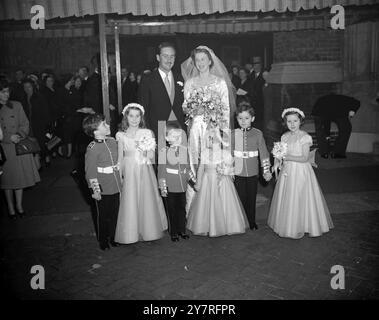 Wachen auf Parade bei der Hochzeit 10.12.53. Eine militärische Ehrengarde war heute Nachmittag in der St. Paul's Church, Knightsbridge, zur Hochzeit von Miss June Wendell mit Major Peter Prescott. Das INP-Foto zeigt, wie Braut und Bräutigam die Kirche nach der Hochzeit verlassen. Die Braut entwarf ihr eigenes Hochzeitskleid und trägt ein Diadem, das von ihrer Tante, der Gräfin von Galloway, geliehen wurde. 359/Special/PJ/73223 Fotos von internationalen Nachrichten. Stockfoto