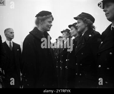 London Civil Defence auf Parade 5.12.53. Etwa 1.000 Mitglieder der Londoner Zivilverteidigungskräfte zogen heute Morgen zur Horse Guards Parade, um von Innenminister Sir David Maxwell Fyfe überprüft zu werden. Es war die größte Parade der Zivilverteidigung in London seit dem Krieg. I.N.P. Fotoshows: Mrs. Pat Hornsby-Smith, konservativer M.P., spricht mit Miss Sheils Burton aus Muswell Hill, die bei der Middlesex Division arbeitet. Bild von J. Waldorf. EW 73109. Fotos Von Internationalen Nachrichten. Stockfoto