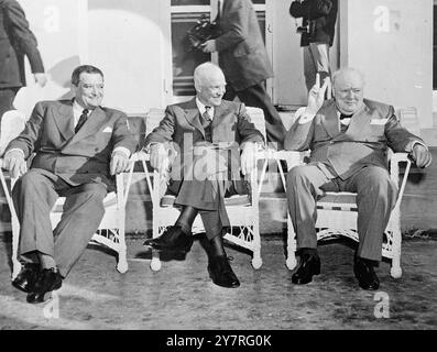 Große drei auf der Bermuda 7.12.53. Auf der Veranda des Mid-Ocean Club, Bermuda, am ersten Tag ihres Treffens (4. Dezember 1953) befinden sich links nach rechts: Der französische Premier Joseph Laniel, Präsident Eisenhower, Sir Winston Churchill. 1/S. 73128. Fotos Von Internationalen Nachrichten. Stockfoto