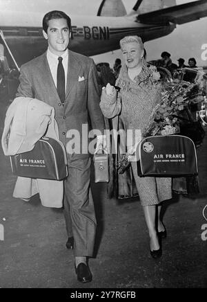 Ginger Rogers in Paris. 22.11.53. Zwei Passagiere des ersten „Golden Parisian“-Fluges, des neuen Air France Luxusservice zwischen New York und Paris, waren Filmstar Ginger Rogers und ihr französischer Ehemann Jacques Bergerac. Das I.N.P. Foto zeigt Ginger Rogers und ihren Mann bei der Landung am Flughafen Orly in Paris. 2/EW 72742. Fotos Von Internationalen Nachrichten. Stockfoto