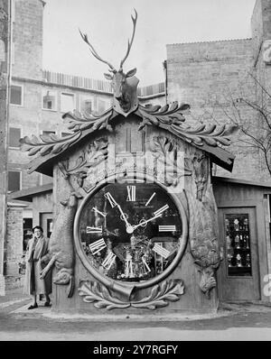 Die Kuckucksuhr Shop 23.11.53. Die größte Kuckucksuhr der Welt wurde in Wiesbaden als Souvenirshop für Touristen und amerikanische Soldaten in ihrem europäischen Hauptquartier in der Stadt errichtet. Ein Schild in englischer Sprache auf dem Zifferblatt bietet eine kostenlose Verpackung. 85/PJ/72743 International News Photos. Stockfoto