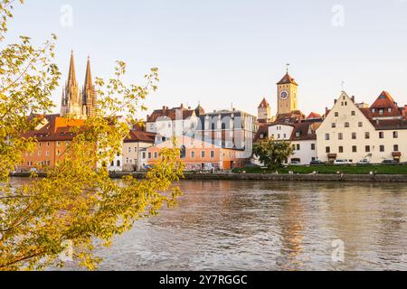 Regensburg, Deutschland- 18. September 2024: Regensburg in Deutschland, Blick auf die Altstadt mit Donau im Vordergrund Stockfoto