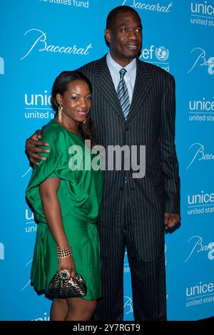 Rose Mutombo und der Basketballspieler Dikembe Mutombo besuchen 2011 UNICEF Snowflake Ball in der Cipriani 42nd Street am 29. November 2011 in New York City. Stockfoto