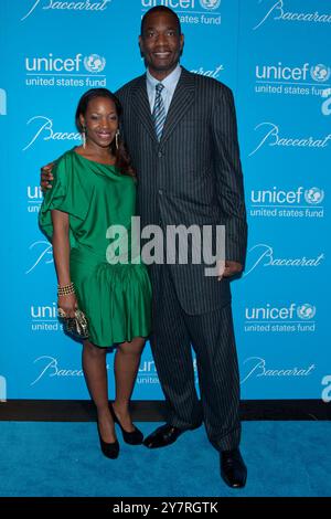 Rose Mutombo und der Basketballspieler Dikembe Mutombo besuchen 2011 UNICEF Snowflake Ball in der Cipriani 42nd Street am 29. November 2011 in New York City. Stockfoto