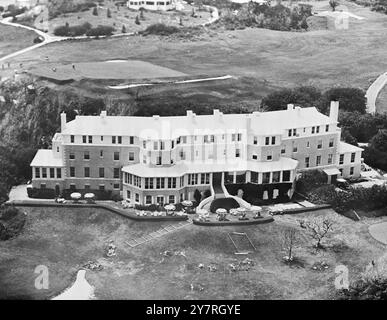 Die Großen drei treffen sich hier am 12.11.53. Das Big Three Meeting von Sir Winston Churchill, Präsident Eisenhower und Frankreichs Premier Laniel findet vom 4. Bis 8. Dezember im Mid-Ocean Club in St. George's Parish statt, 10 Meilen von der Stadt St. George's in Bermuda entfernt. Das Treffen war ursprünglich für den letzten Juni geplant, wurde aber wegen der französischen politischen Krise und dann wegen Sir Winstons Krankheit verschoben. Das I.N.P. Foto zeigt eine Luftaufnahme des Mid-Ocean Club, 13 Meilen (13 km) von Hamilton, Bermuda, entfernt. 1/PJ/72538 Internationale Nachrichten Fotos. Stockfoto