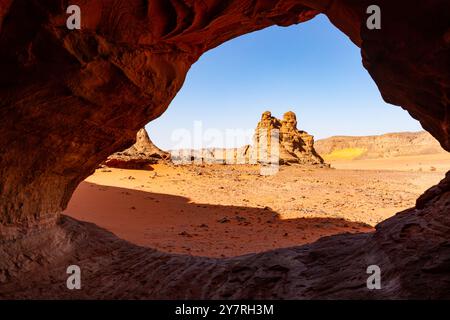 Ein Blick auf die wunderschönen Felsformationen durch ein erosionales Steinfenster im Felsen. Nationalpark Tassili n'Ajjer, Algerien, Afrika Stockfoto