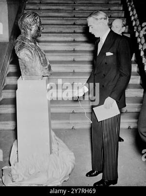 Eine Büste des verstorbenen Ernest Bevin, Außenminister während der Labour-Regierung, wurde heute Morgen von Außenminister Anthony Eden im Außenministerium enthüllt. Die Büste ist einer von zwei Bronzegüssen aus einem Original von E. Whitney-Smith, die dem Ministerium für Arbeit letztes Jahr von Mr. Arthur Deakin, C.H., C.B.E., J.P. überreicht wurden. Ein I.N.P. Foto zeigt Mr. Eden, wie er die Büste heute Morgen enthüllt. Stockfoto