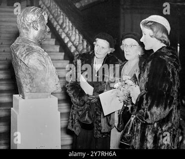 Eine Büste des verstorbenen Ernest Bevin, Außenminister während der Labour-Regierung, wurde heute Morgen von Außenminister Anthony Eden im Außenministerium enthüllt. Die Büste ist einer von zwei Bronzegüssen, die aus einem Original von Mr. E. Whitney-Smith gefertigt wurden, die letztes Jahr dem Ministerium für Arbeiten von Mr. Arthur Deakin, C.H., C.B.E., J.P. vorgestellt wurden. Fotoshows, die die Büste nach ihrer Enthüllung betrachten, sind von links nach rechts: Mrs. Attlee; Dame Florence Bevin; Mrs. Anthony Eden. Stockfoto